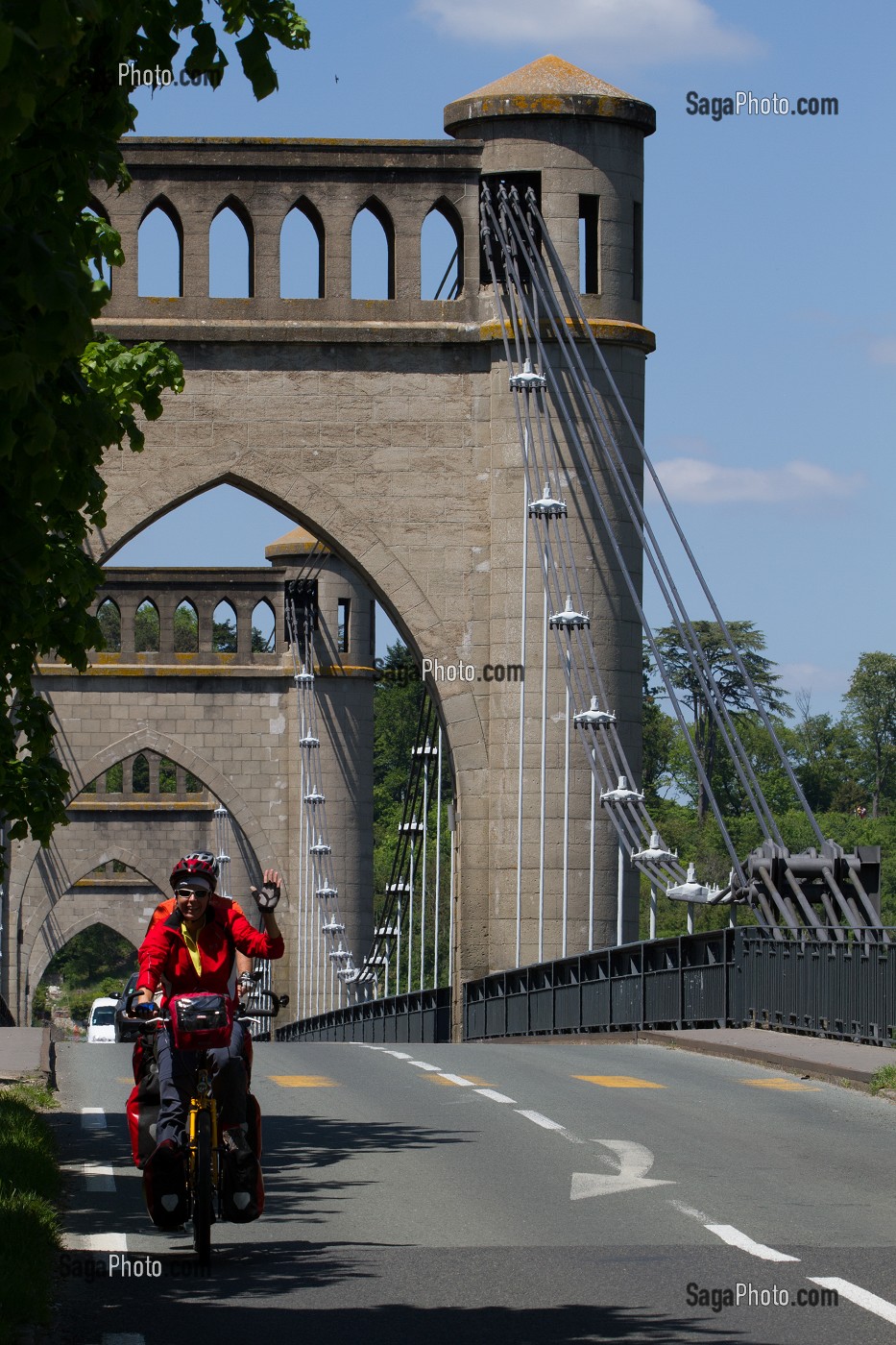 CYCLISTES EN RANDONNEE SUR LE PONT DE LANGEAIS, ITINERAIRE DE LA LOIRE A VELO, INDRE-ET-LOIRE (37), FRANCE 