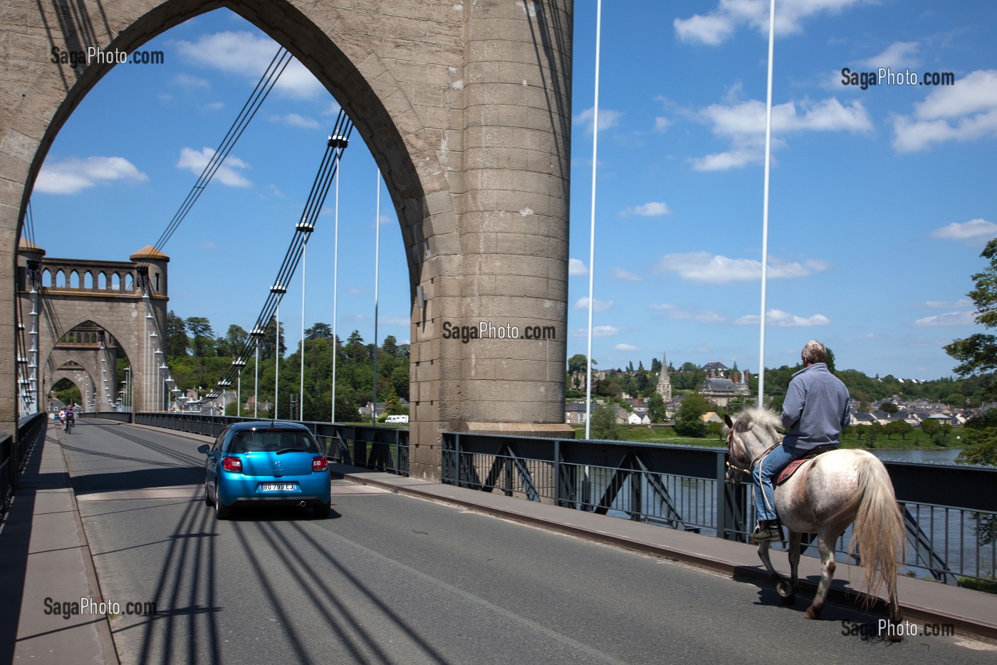 CHEVAL ET VOITURE SUR LE PONT EN PIERRE ET EN FER SUSPENDU SUR LA LOIRE, LANGEAIS, INDRE-ET-LOIRE (37), FRANCE 