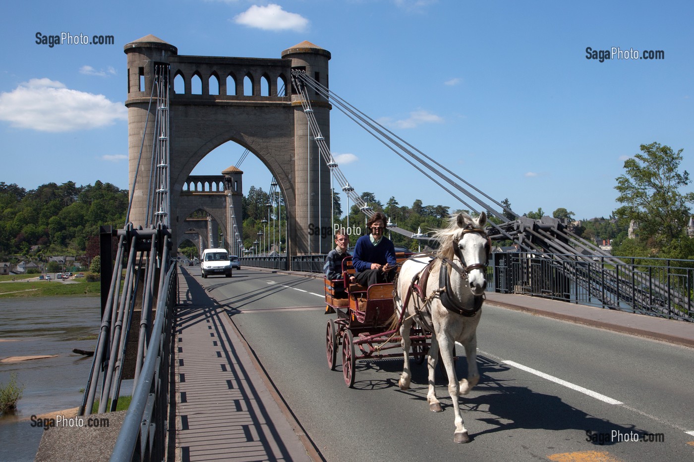 ATTELAGE A CHEVAL ET VOITURE SUR LE PONT EN PIERRE ET EN FER SUSPENDU SUR LA LOIRE, LANGEAIS, INDRE-ET-LOIRE (37), FRANCE 