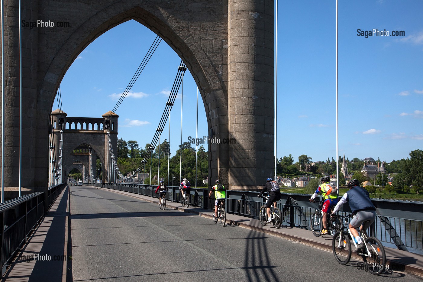 CYCLISTES EN RANDONNEE SUR LE PONT DE LANGEAIS, ITINERAIRE DE LA LOIRE A VELO, INDRE-ET-LOIRE (37), FRANCE 