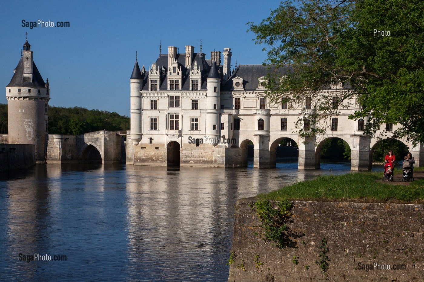 PROMENADE EN POUSSETTE SUR LES RIVES DU CHER, CHATEAU DE CHENONCEAU, INDRE-ET-LOIRE (37), FRANCE 