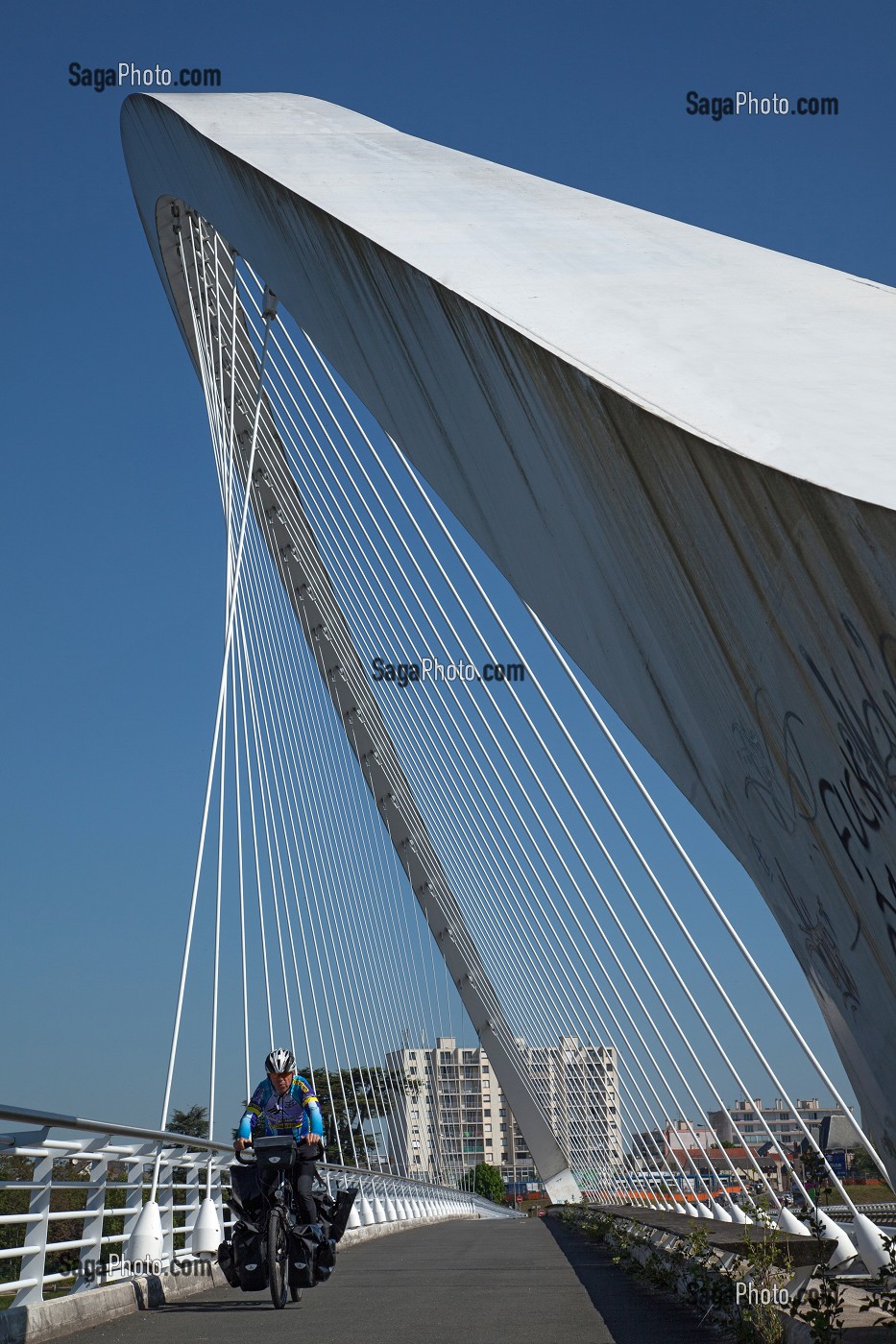 CYCLISTES SUR LE PONT DE L'EUROPE, ITINERAIRE DE LA LOIRE A VELO, ORLEANS, LOIRET (45), FRANCE 