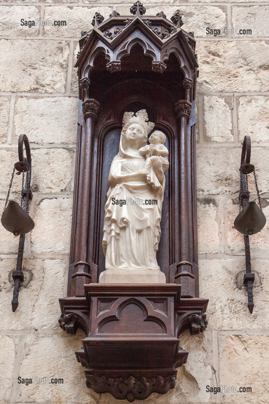 NOTRE-DAME-DE-FLEURY, VIERGE A L'ENFANT EN ALBATRE DU XIV SEME SIECLE, BASILIQUE DE SAINT-BENOIT-SUR-LOIRE, ABBAYE DE FLEURY, ITINERAIRE DE LA LOIRE A VELO, LOIRET (45), FRANCE 