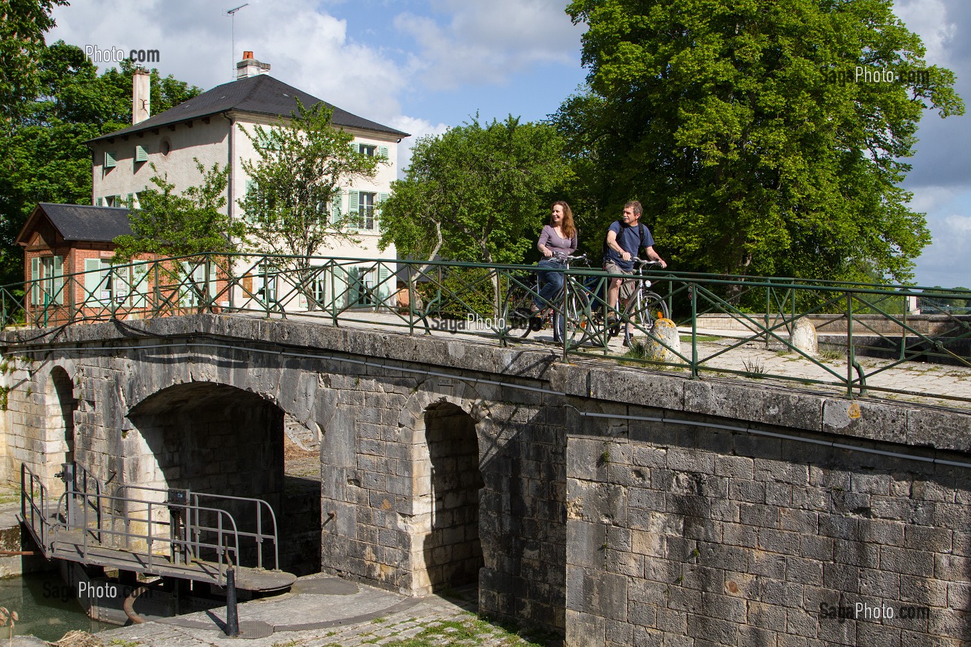 COUPLE DE CYCLISTES SUR L'ANCIENNE ECLUSE DE MANTELOT, ITINERAIRE DE LA LOIRE A VELO, CHATILLON-SUR-LOIRE, LOIRET (45), FRANCE 