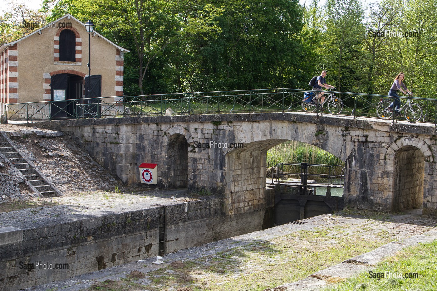 COUPLE DE CYCLISTES SUR L'ANCIENNE ECLUSE DE MANTELOT, ITINERAIRE DE LA LOIRE A VELO, CHATILLON-SUR-LOIRE, LOIRET (45), FRANCE 