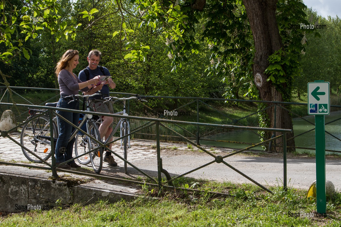 COUPLE DE CYCLISTES SUR L'ANCIENNE ECLUSE DE MANTELOT, ITINERAIRE DE LA LOIRE A VELO, CHATILLON-SUR-LOIRE, LOIRET (45), FRANCE 
