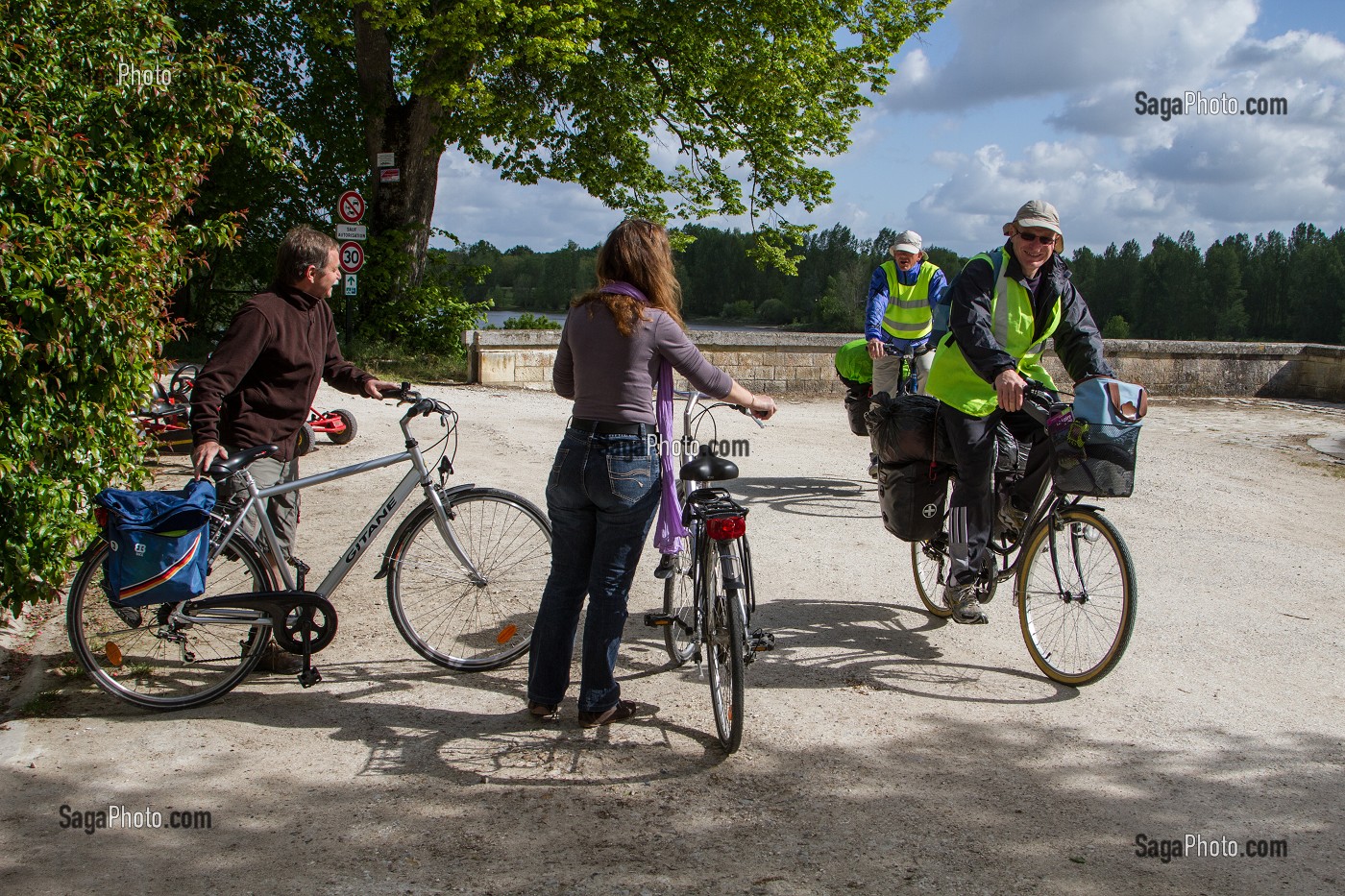 COUPLES DE CYCLISTES SUR L'ANCIENNE ECLUSE DE MANTELOT, ITINERAIRE DE LA LOIRE A VELO, CHATILLON-SUR-LOIRE, LOIRET (45), FRANCE 