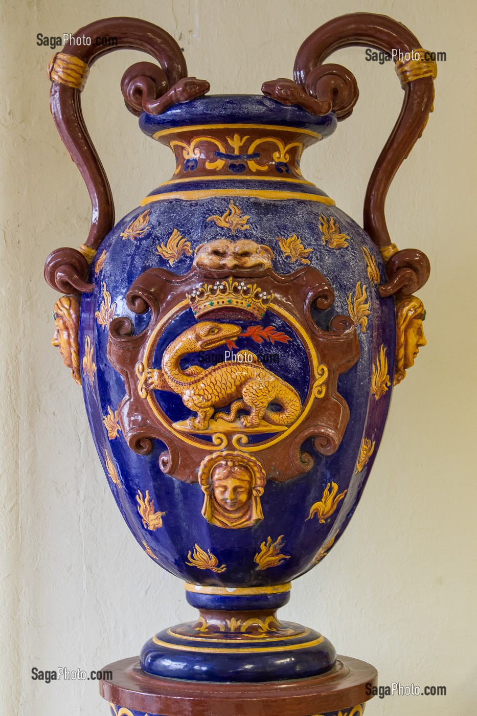FAIENCE DE GIEN DU MAGASIN DE LA FAIENCERIE, LOIRET (45), FRANCE 