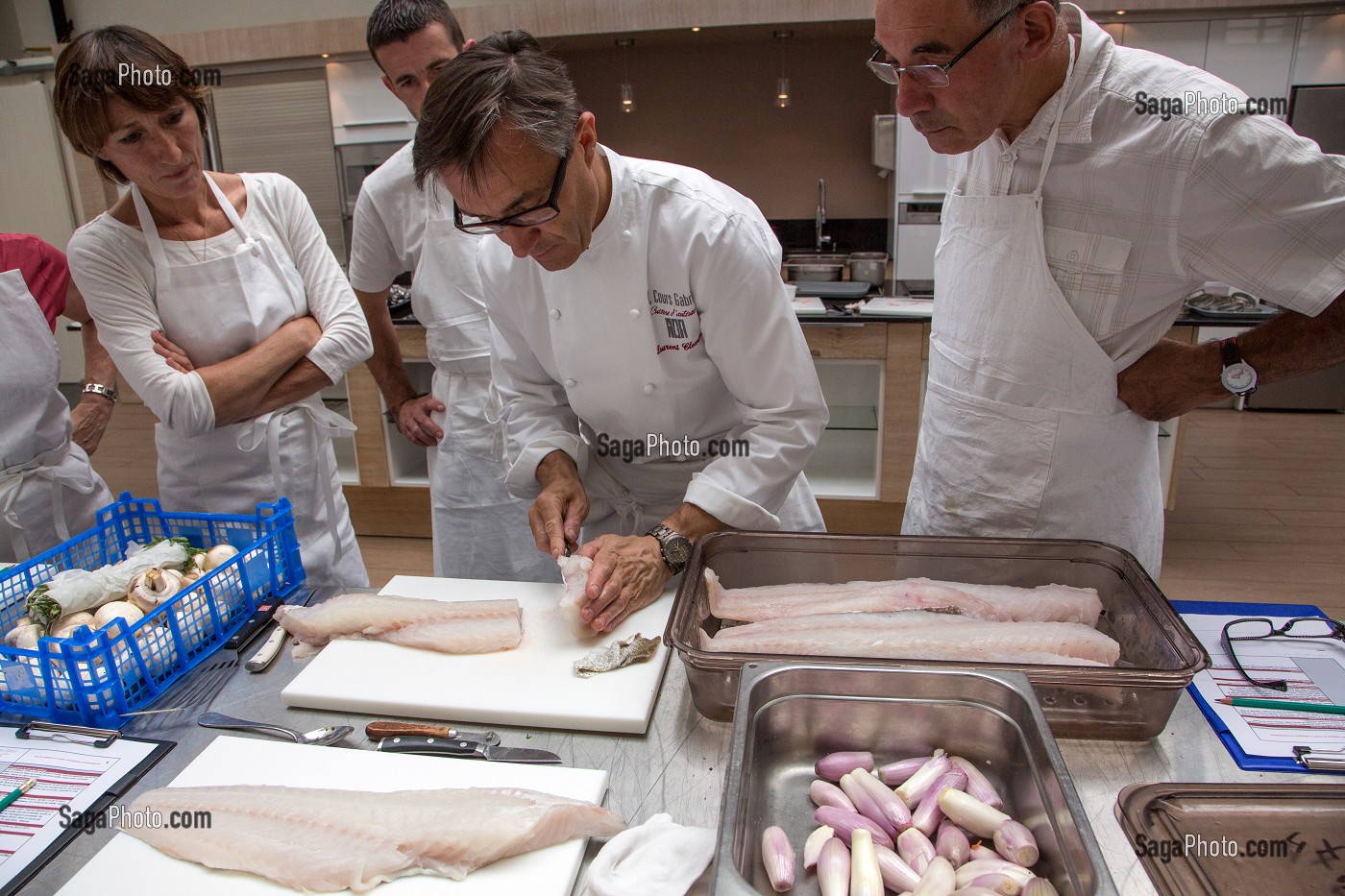 PREPARATION D'UN DOS DE CABILLAUD AU CAVIAR D'AUBERGINES ET CHAMPIGNONS, CUISINE D'AUTEUR AVEC LAURENT CLEMENT, COURS DE CUISINE, 11 COURS GABRIEL, CHARTRES, EURE-ET-LOIR (28), FRANCE 