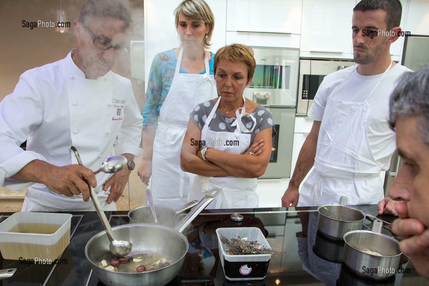 PREPARATION DE LA SAUCE POUR UN DOS DE CABILLAUD AU CAVIAR D'AUBERGINES ET CHAMPIGNONS, CUISINE D'AUTEUR AVEC LAURENT CLEMENT, COURS DE CUISINE, 11 COURS GABRIEL, CHARTRES, EURE-ET-LOIR (28), FRANCE 