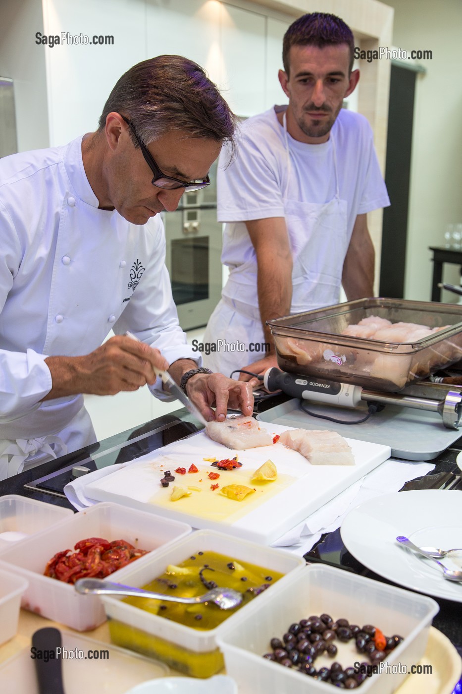 PREPARATION D'UN DOS DE CABILLAUD PIQUE D'AROMATES, CUISINE D'AUTEUR AVEC LAURENT CLEMENT, COURS DE CUISINE, 11 COURS GABRIEL, CHARTRES, EURE-ET-LOIR (28), FRANCE 