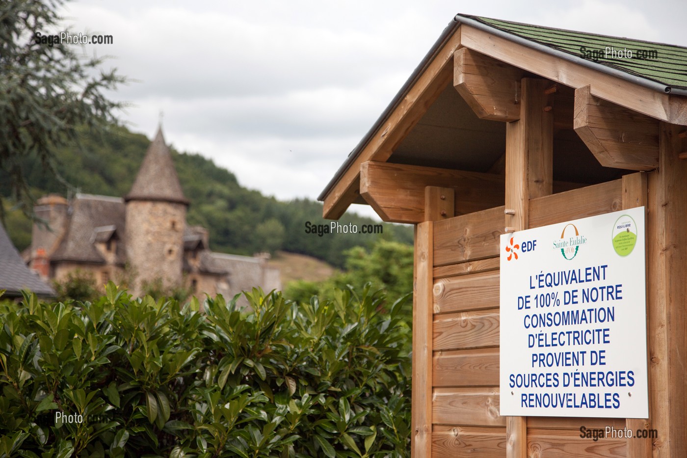 PUBLICITE D'EDF FAISANT LA PROMOTION DES ENERGIES RENOUVELABLES, SAINTE-EULALIE D'OLT, LABEL PLUS BEAU VILLAGE DE FRANCE, AVEYRON (12), FRANCE 