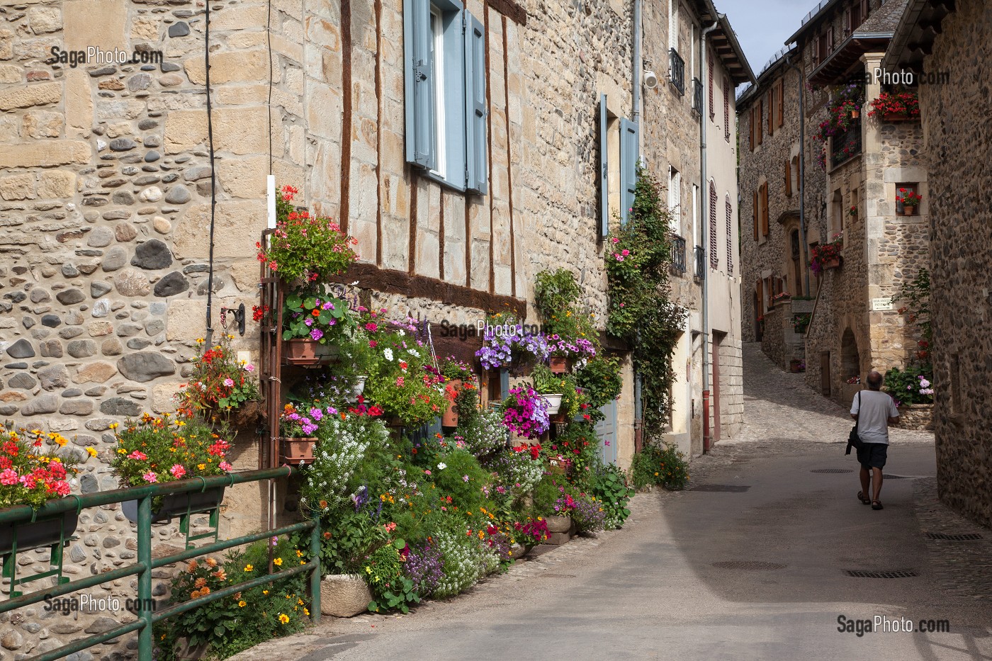 PETITE RUE DU VILLAGE DE SAINTE-EULALIE D'OLT, LABEL PLUS BEAU VILLAGE DE FRANCE, AVEYRON (12), FRANCE 