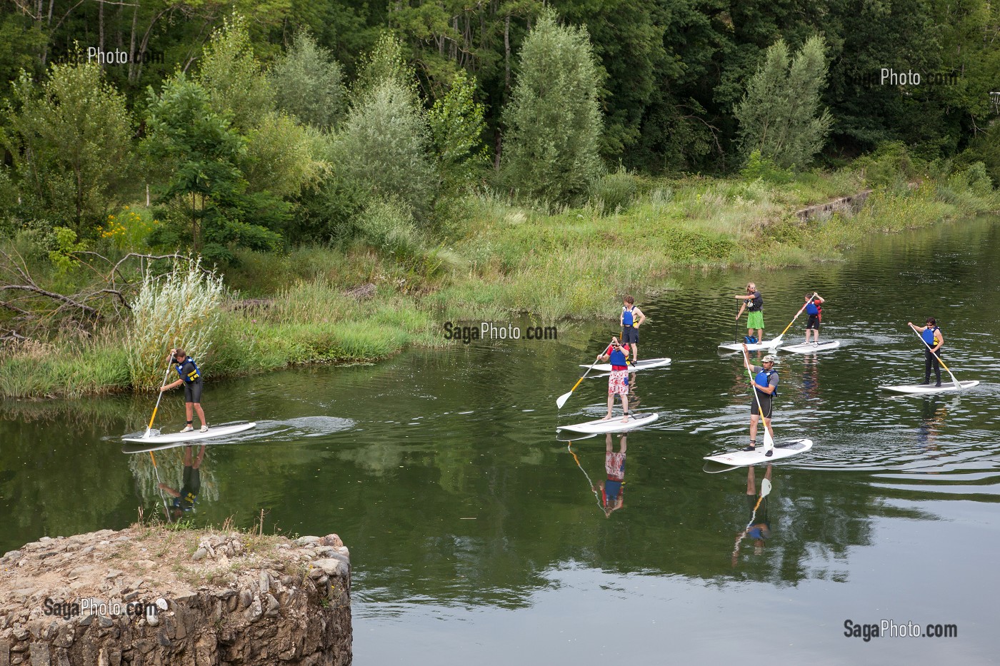 ACTIVITE SUP, STAND UP PADDLE, DESCENTE DE LA RIVIERE LE LOT DEBOUT SUR UNE PLANCHE, SAINTE-EULALIE D'OLT, AVEYRON (12), FRANCE 