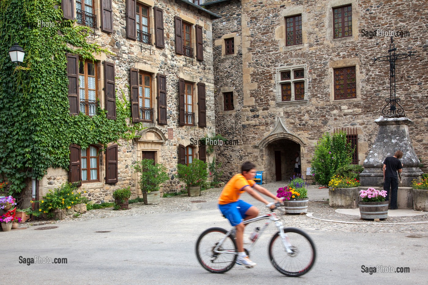 PLACE DU VILLAGE DE SAINTE-EULALIE D'OLT, LABEL PLUS BEAU VILLAGE DE FRANCE, AVEYRON (12), FRANCE 