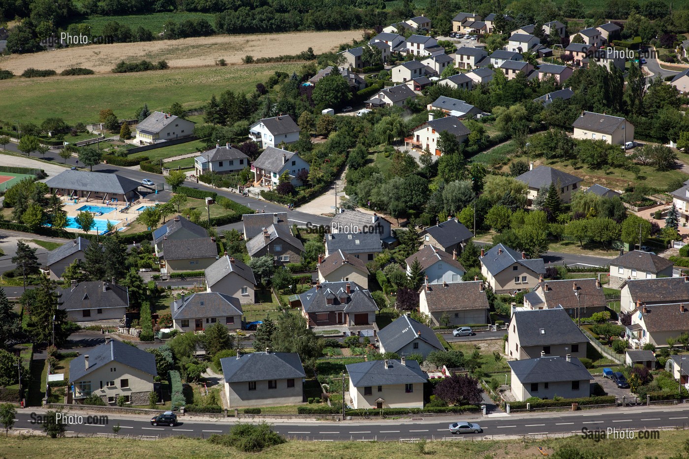 LOTISSEMENT MODERNE ET PISCINE MUNICIPALE AU PIED DE LA CITE MEDIEVALE DE SEVERAC-LE-CHATEAU, AVEYRON (12), FRANCE 