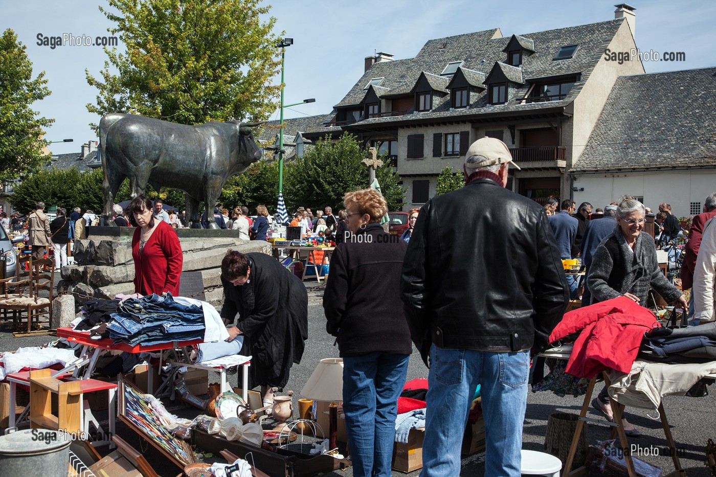 VIDE-GRENIER AUTOUR DE LA SCULPTURE EN BRONZE DU TAUREAU D'AUBRAC, OEUVRE DE GEORGES LUCIEN GUYOT, VILLAGE DE LAGUIOLE, AVEYRON (12), FRANCE 