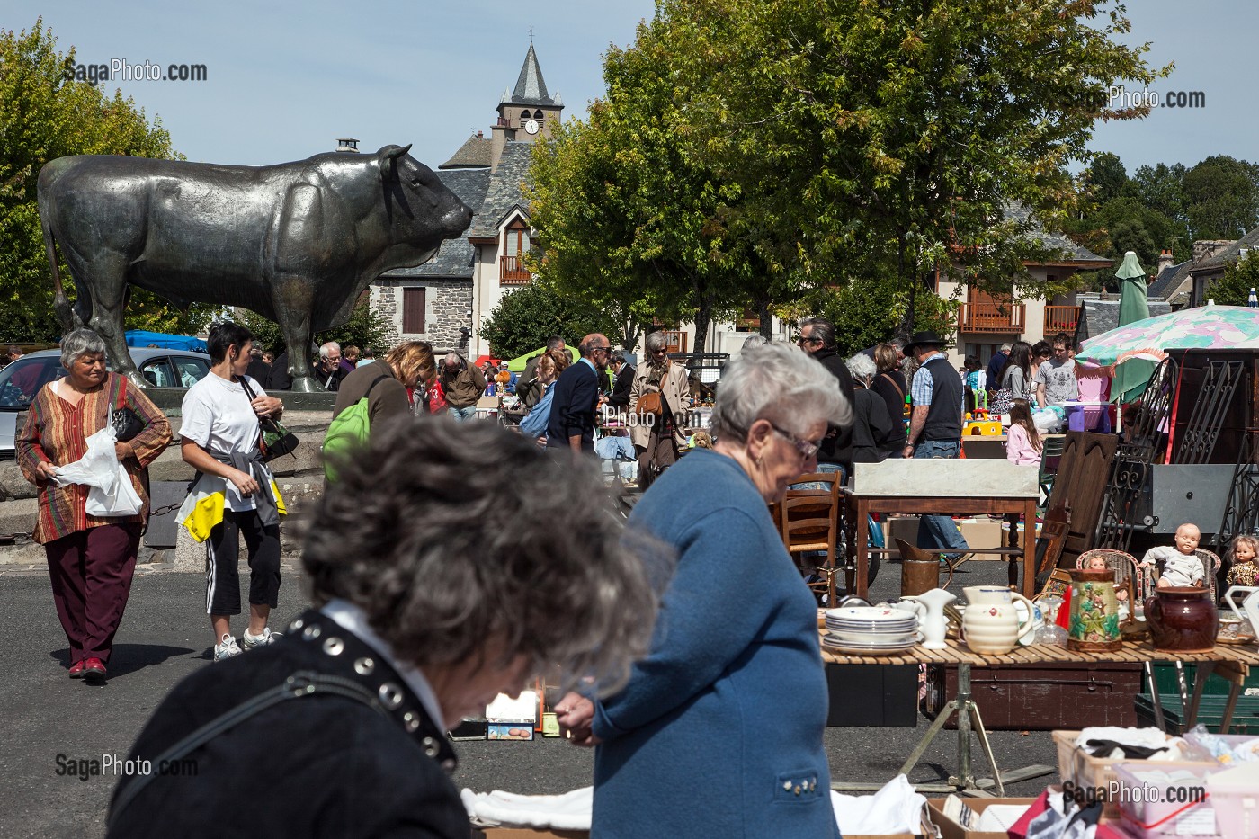 VIDE-GRENIER AUTOUR DE LA SCULPTURE EN BRONZE DU TAUREAU D'AUBRAC, OEUVRE DE GEORGES LUCIEN GUYOT, VILLAGE DE LAGUIOLE, AVEYRON (12), FRANCE 