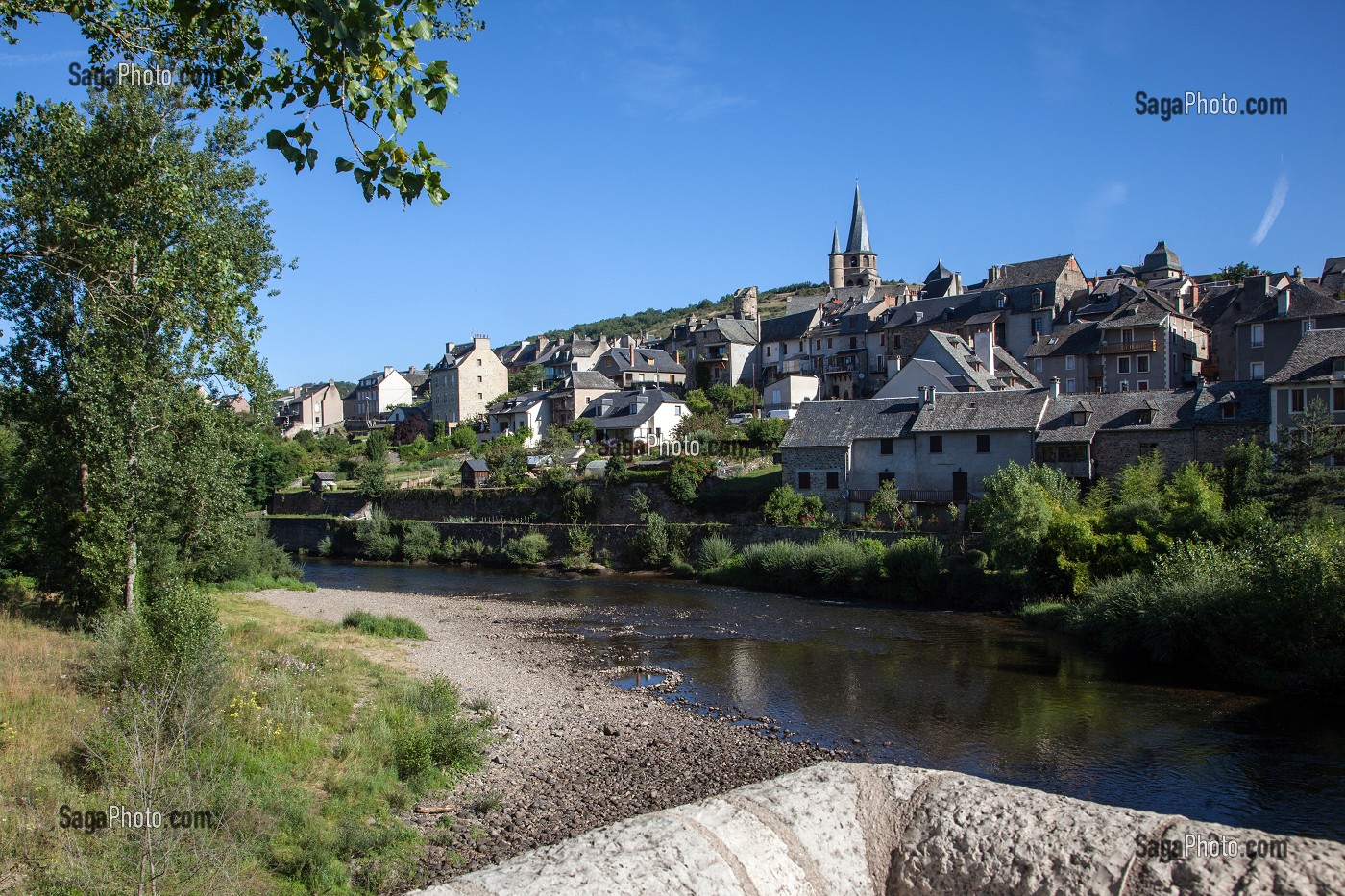 SAINT-COME D'OLT AU BORD DU LOT, LABEL PLUS BEAU VILLAGE DE FRANCE, ROUTE DE SAINT-JACQUES DE COMPOSTELLE, AVEYRON (12), FRANCE 