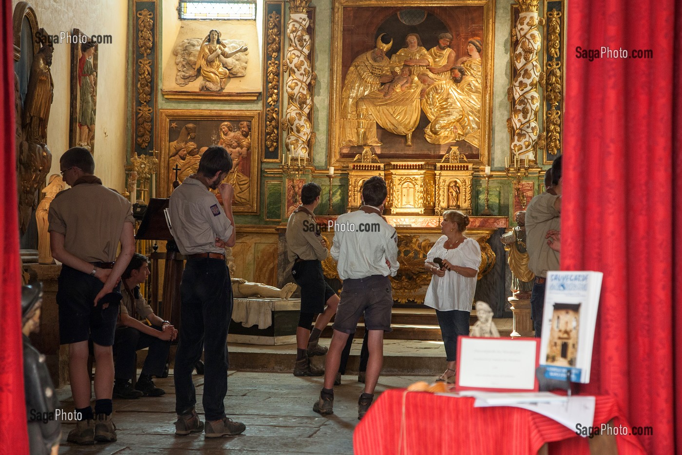 SCOUTS DANS LA CHAPELLE DES PENITENTS, ROUTE DE SAINT-JACQUES DE COMPOSTELLE, ESPALION, AVEYRON (12), FRANCE 