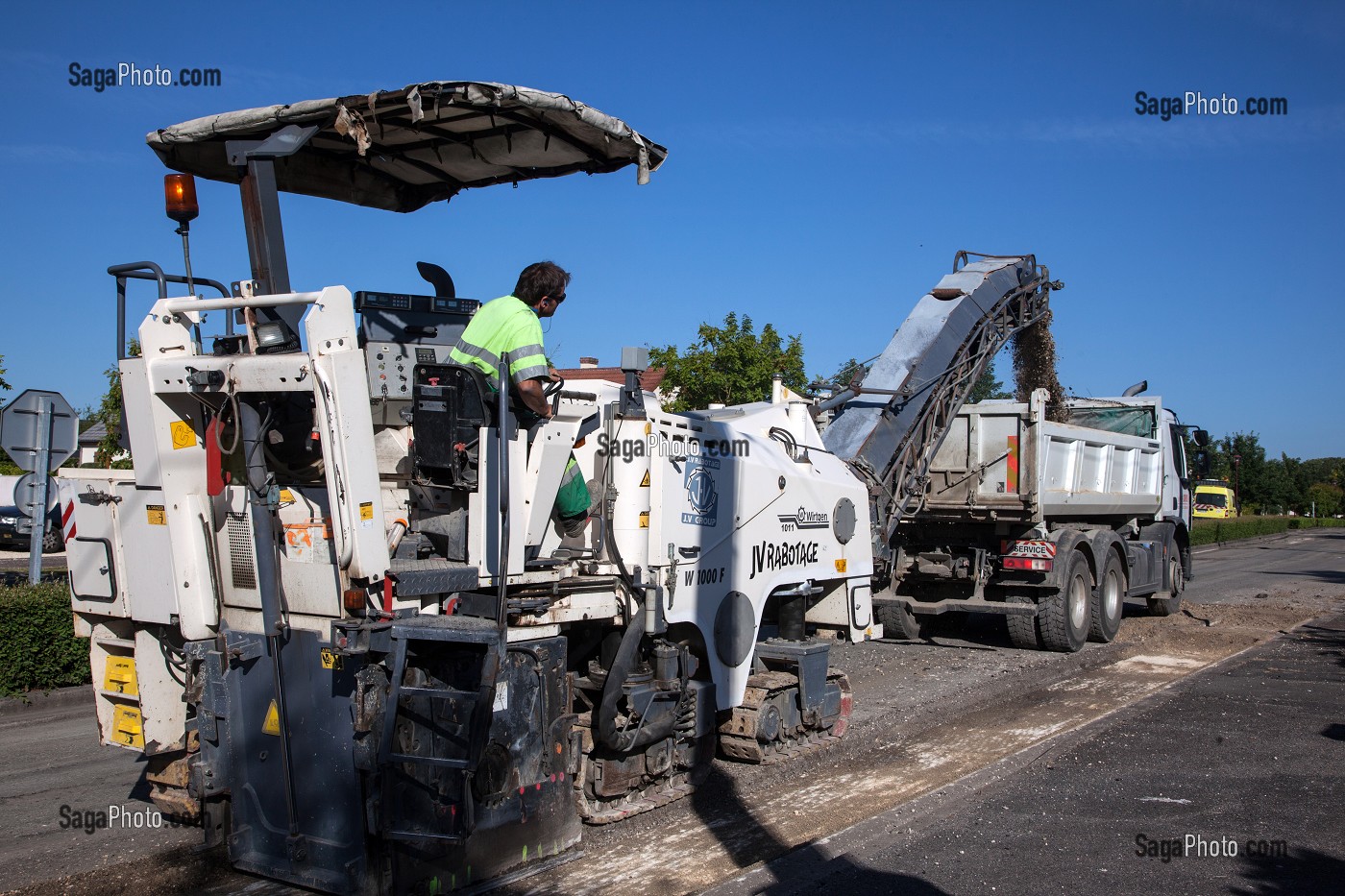 photo de TRAVAUX PUBLICS DE RABOTAGE DE LA ROUTE POUR RETIRER LE BITUME
