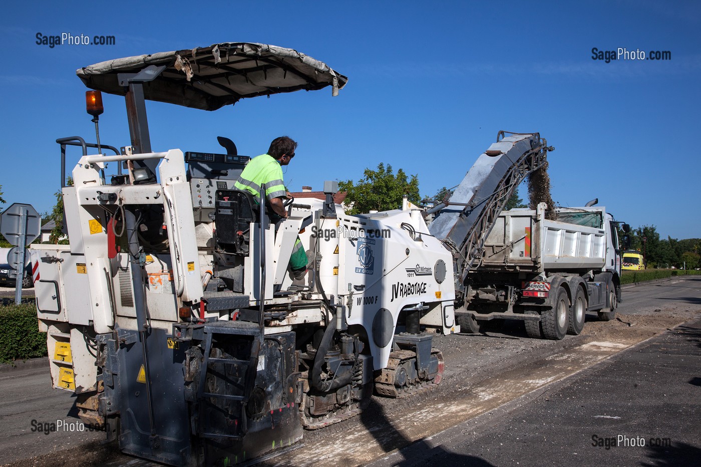 TRAVAUX PUBLICS DE RABOTAGE DE LA ROUTE POUR RETIRER LE BITUME, SAINT-DOULCHARD, CHER (18), FRANCE 