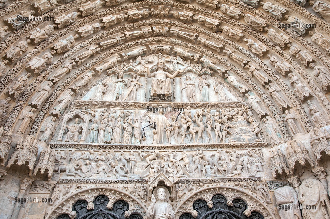 DETAIL DU PORTAIL CENTRAL DE LA FACADE OCCIDENTALE, CATHEDRALE SAINT-ETIENNE DE BOURGES, JOYAU DE L'ARCHITECTURE GOTHIQUE CLASSE AU PATRIMOINE MONDIAL DE L'UNESCO, CHER (18), FRANCE 