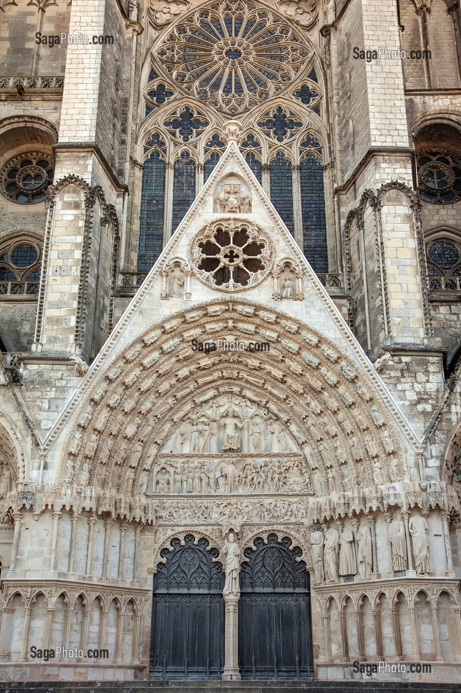 PORTAIL CENTRAL DE LA FACADE OCCIDENTALE, CATHEDRALE SAINT-ETIENNE DE BOURGES, JOYAU DE L'ARCHITECTURE GOTHIQUE CLASSE AU PATRIMOINE MONDIAL DE L'UNESCO, CHER (18), FRANCE 