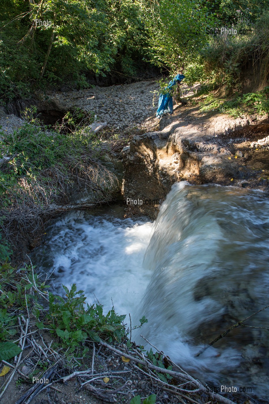 DISPARITION DE LA RIVIERE LA RISLE DANS UNE BETOIRE, ENORME TROU DE PLUSIEURS METRES DANS LA TERRE QUI AVALE TOUT LE DEBIT DE L'EAU, ASSECHANT LE LIT DE LA RIVIERE SUR PLUS DE 12 KILOMETRES, AJOU, EURE (27), FRANCE 