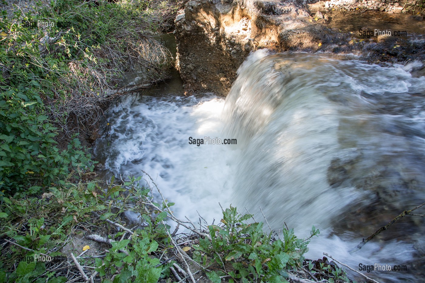 DISPARITION DE LA RIVIERE LA RISLE DANS UNE BETOIRE, ENORME TROU DE PLUSIEURS METRES DANS LA TERRE QUI AVALE TOUT LE DEBIT DE L'EAU, ASSECHANT LE LIT DE LA RIVIERE SUR PLUS DE 12 KILOMETRES, AJOU, EURE (27), FRANCE 