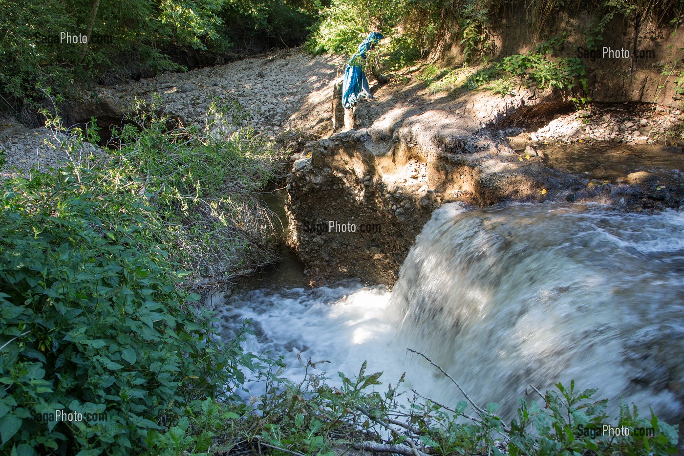 DISPARITION DE LA RIVIERE LA RISLE DANS UNE BETOIRE, ENORME TROU DE PLUSIEURS METRES DANS LA TERRE QUI AVALE TOUT LE DEBIT DE L'EAU, ASSECHANT LE LIT DE LA RIVIERE SUR PLUS DE 12 KILOMETRES, AJOU, EURE (27), FRANCE 