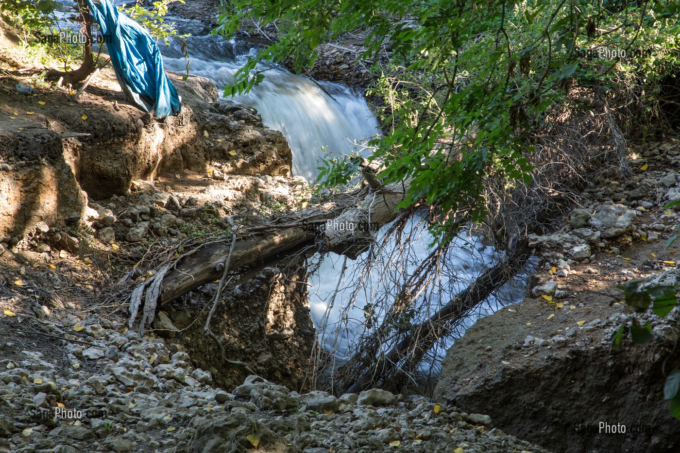 DISPARITION DE LA RIVIERE LA RISLE DANS UNE BETOIRE, ENORME TROU DE PLUSIEURS METRES DANS LA TERRE QUI AVALE TOUT LE DEBIT DE L'EAU, ASSECHANT LE LIT DE LA RIVIERE SUR PLUS DE 12 KILOMETRES, AJOU, EURE (27), FRANCE 