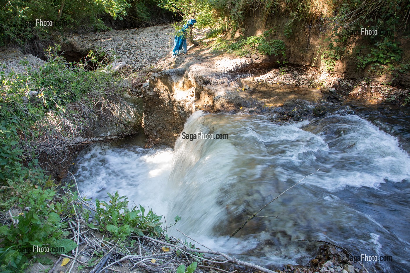 DISPARITION DE LA RIVIERE LA RISLE DANS UNE BETOIRE, ENORME TROU DE PLUSIEURS METRES DANS LA TERRE QUI AVALE TOUT LE DEBIT DE L'EAU, ASSECHANT LE LIT DE LA RIVIERE SUR PLUS DE 12 KILOMETRES, AJOU, EURE (27), FRANCE 