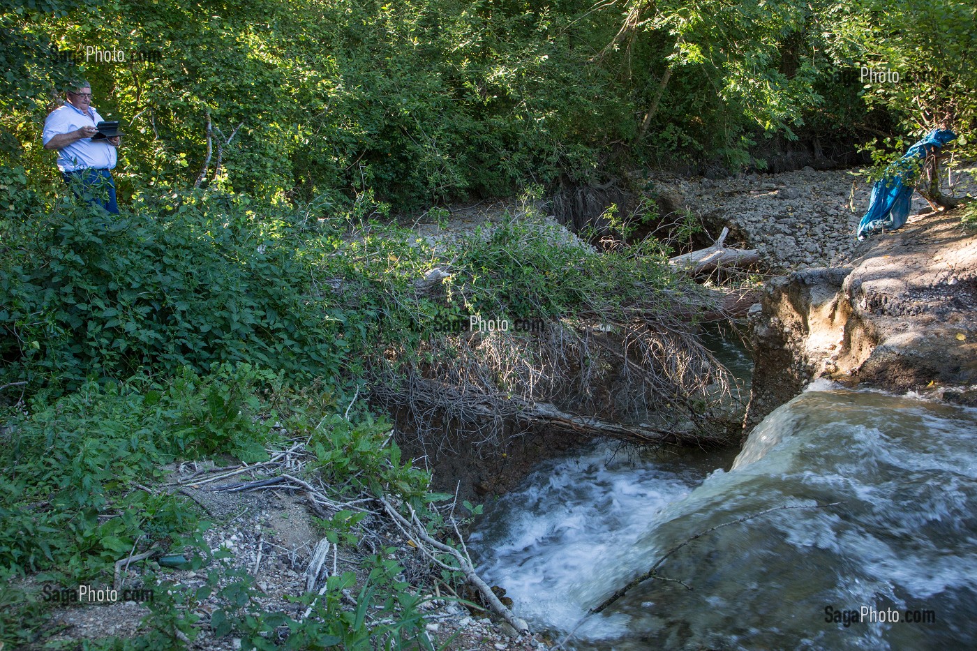 DISPARITION DE LA RIVIERE LA RISLE DANS UNE BETOIRE, ENORME TROU DE PLUSIEURS METRES DANS LA TERRE QUI AVALE TOUT LE DEBIT DE L'EAU, ASSECHANT LE LIT DE LA RIVIERE SUR PLUS DE 12 KILOMETRES, AJOU, EURE (27), FRANCE 