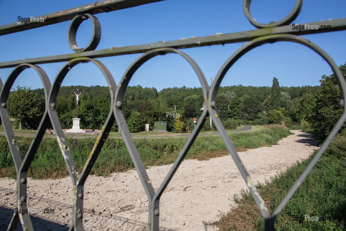 LIT DE LA RISLE ASSECHE APRES LA DISPARITION DE LA RIVIERE DANS UNE BETOIRE, ENORME TROU DE PLUSIEURS METRES DANS LA TERRE QUI AVALE TOUT LE DEBIT DE L'EAU, GROSLEY-SUR-RISLE, EURE (27), FRANCE 