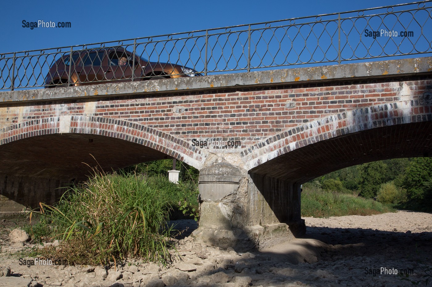 LIT DE LA RISLE ASSECHE APRES LA DISPARITION DE LA RIVIERE DANS UNE BETOIRE, ENORME TROU DE PLUSIEURS METRES DANS LA TERRE QUI AVALE TOUT LE DEBIT DE L'EAU, ASSECHANT LE LIT DE LA RIVIERE SUR PLUS DE 12 KILOMETRES, GROSLEY-SUR-RISLE, EURE (27), FRANCE 