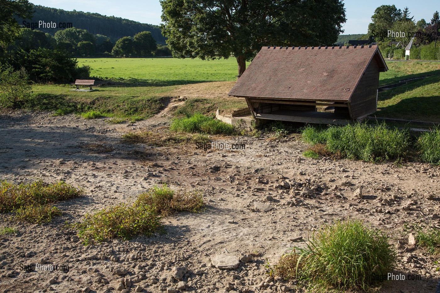 LIT DE LA RISLE ASSECHE APRES LA DISPARITION DE LA RIVIERE DANS UNE BETOIRE, ENORME TROU DE PLUSIEURS METRES DANS LA TERRE QUI AVALE TOUT LE DEBIT DE L'EAU, ASSECHANT LE LIT DE LA RIVIERE SUR PLUS DE 12 KILOMETRES, GROSLEY-SUR-RISLE, EURE (27), FRANCE 