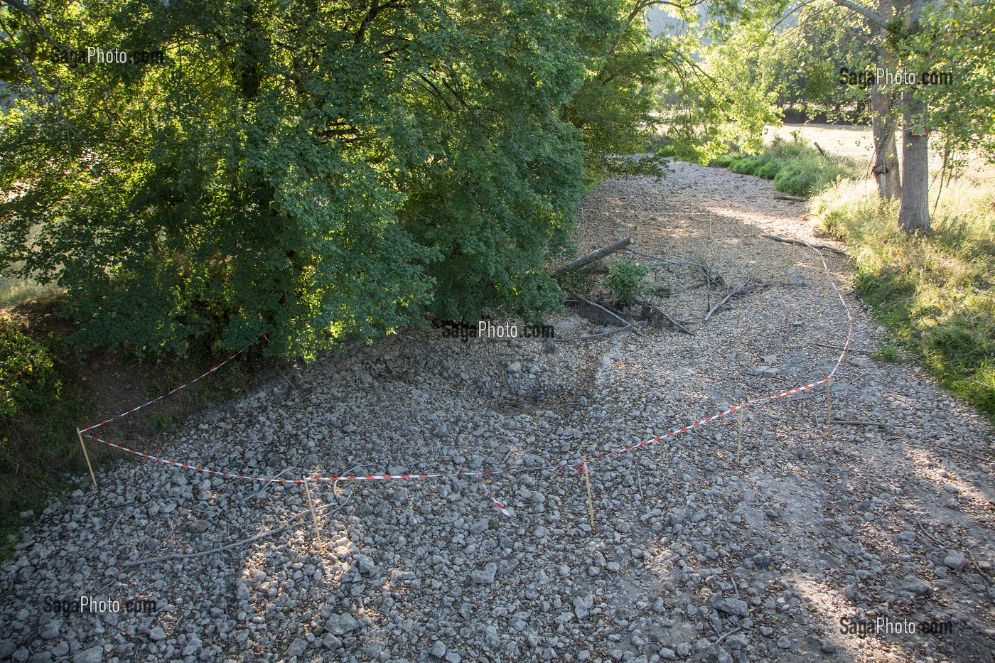 LIT DE LA RISLE ASSECHE APRES LA DISPARITION DE LA RIVIERE DANS UNE BETOIRE, ENORME TROU DE PLUSIEURS METRES DANS LA TERRE QUI AVALE TOUT LE DEBIT DE L'EAU, ASSECHANT LE LIT DE LA RIVIERE SUR PLUS DE 12 KILOMETRES, GROSLEY-SUR-RISLE, EURE (27), FRANCE 