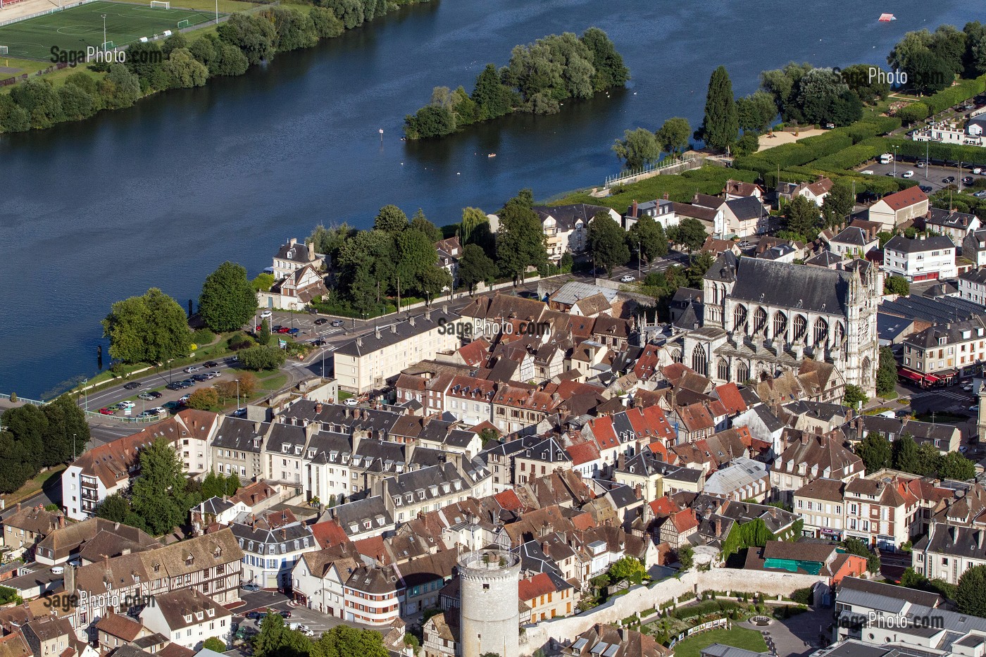 VILLE DE VERNON AU BORD DE LA SEINE AVEC SON EGLISE COLLEGIALE NOTRE-DAME, EURE (27), NORMANDIE, FRANCE 