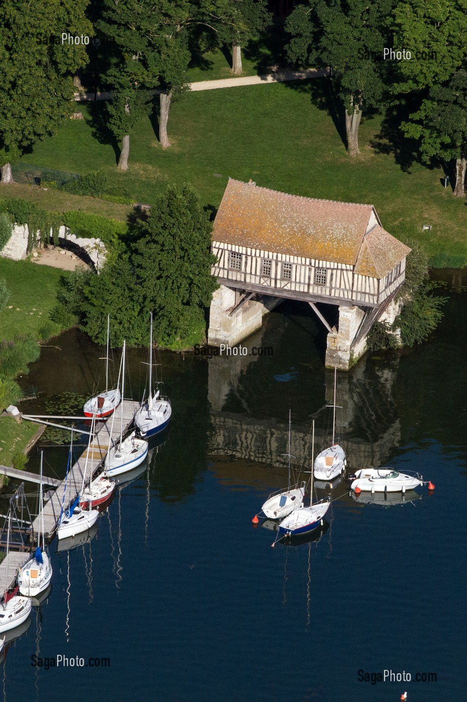 LE VIEUX MOULIN, ANCIEN MOULIN A EAU ET LA BASE NAUTIQUE DE VERNON, EURE (27), NORMANDIE, FRANCE 