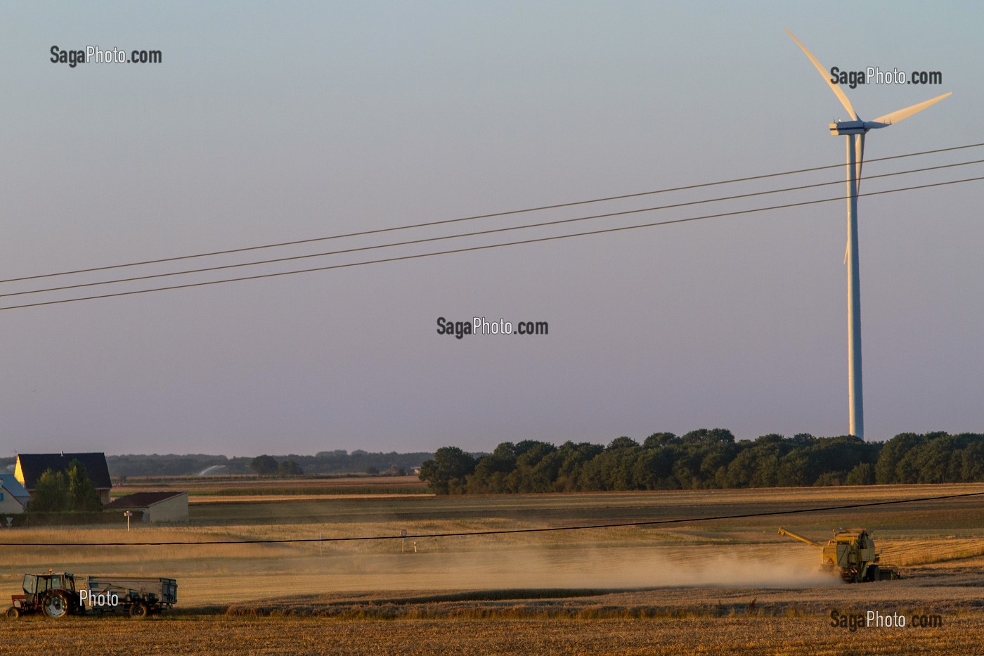 MOISSON EN BEAUCE DEVANT UNE EOLIENNE, EURE-ET-LOIR (28), FRANCE 