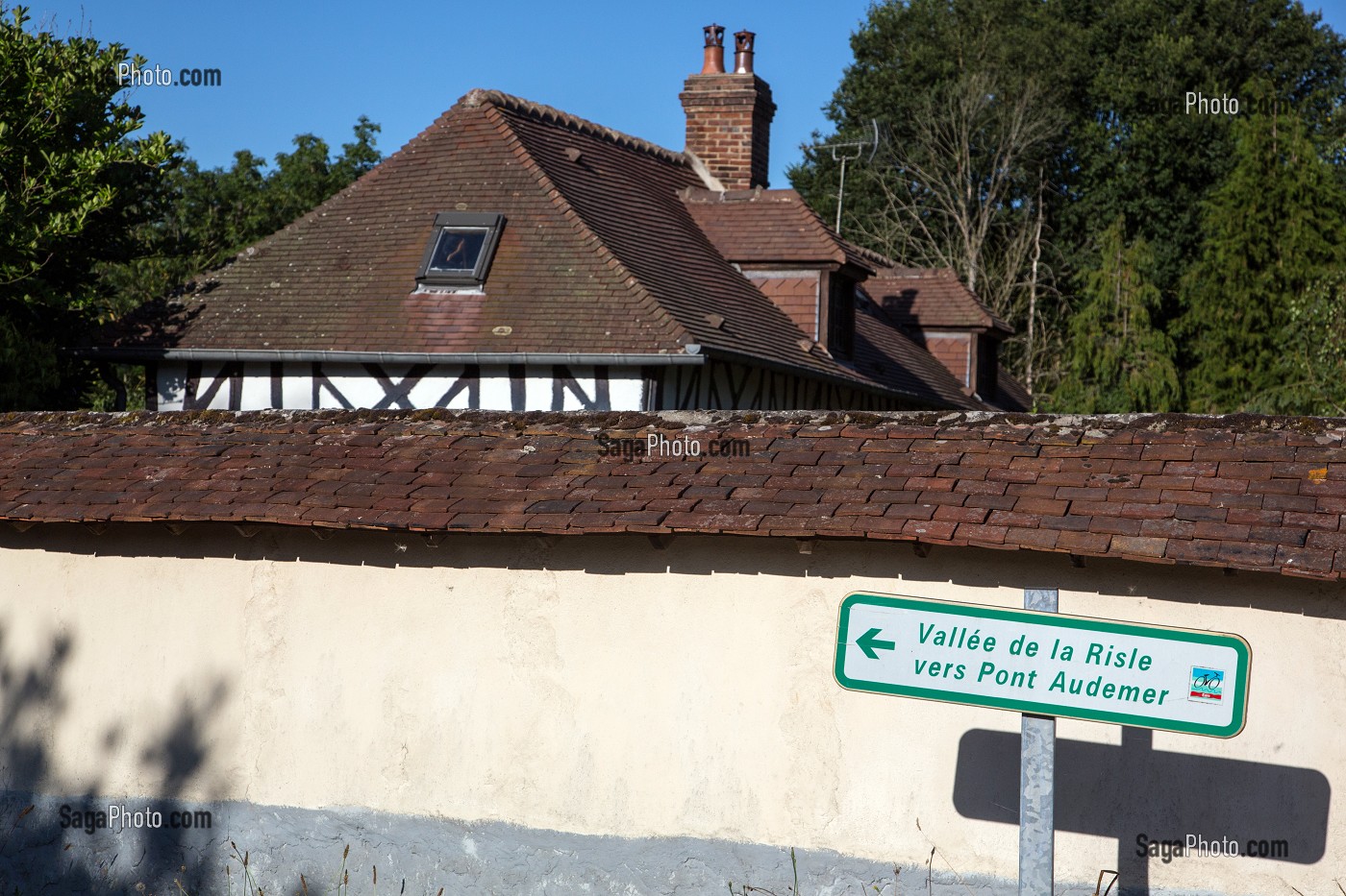 PANNEAU DE CIRCUIT TOURISTIQUE DE LA VALLEE DE LA RISLE VERS PONT-AUDEMER, EURE (27), FRANCE 