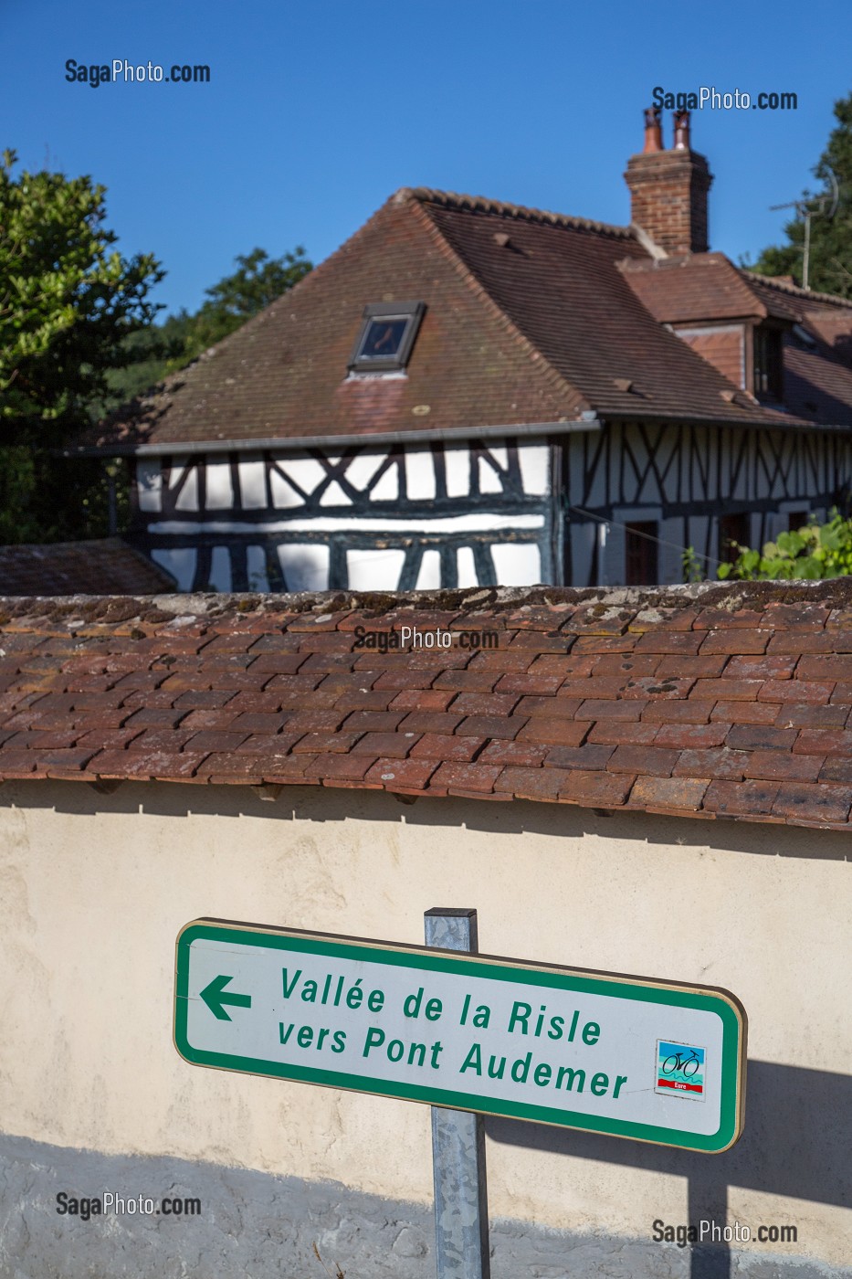 PANNEAU DE CIRCUIT TOURISTIQUE DE LA VALLEE DE LA RISLE VERS PONT-AUDEMER, EURE (27), FRANCE 
