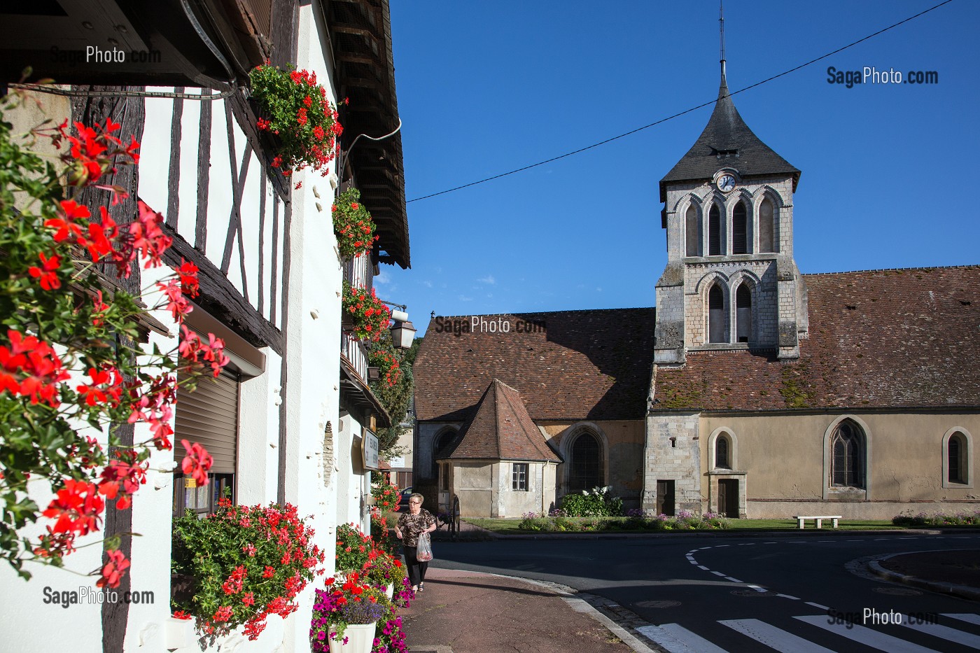 VILLAGE FLEURI ET EGLISE DE LA FERRIERE-SUR-RISLE, EURE (27), FRANCE 