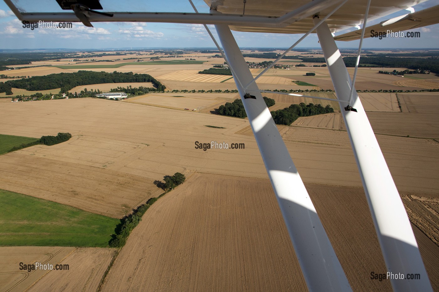 SURVOL EN AVION ULM DE LA PLAINE ET DES CHAMPS DE BLE, GRENIER A GRAIN, ENTRE PACY-SUR-EURE ET LOUVIERS, EURE (27), NORMANDIE, FRANCE 