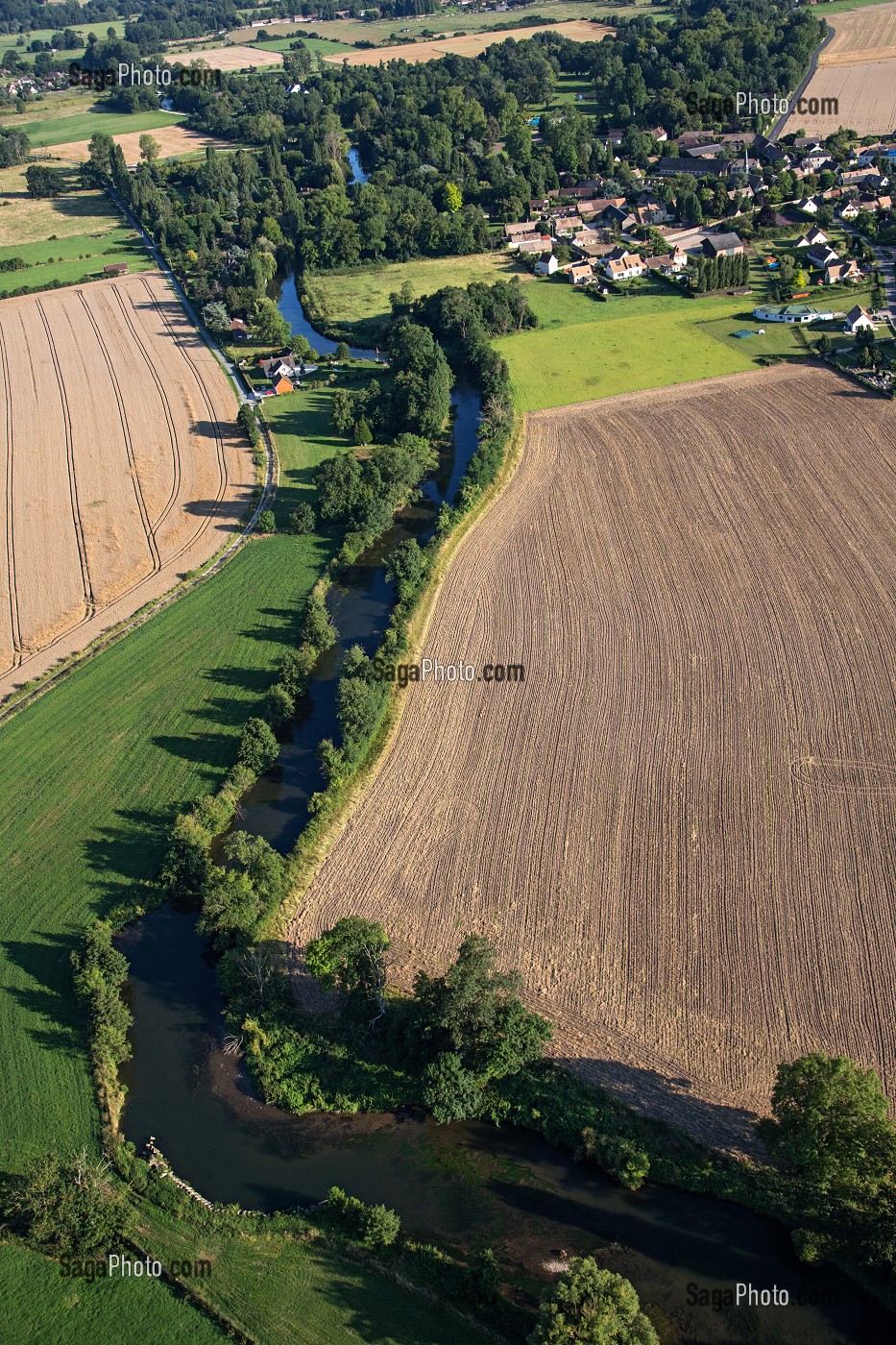 SURVOL EN AVION ULM DE LA VALLEE DE L'EURE ENTRE PACY-SUR-EURE ET LOUVIERS, EURE (27), NORMANDIE, FRANCE 