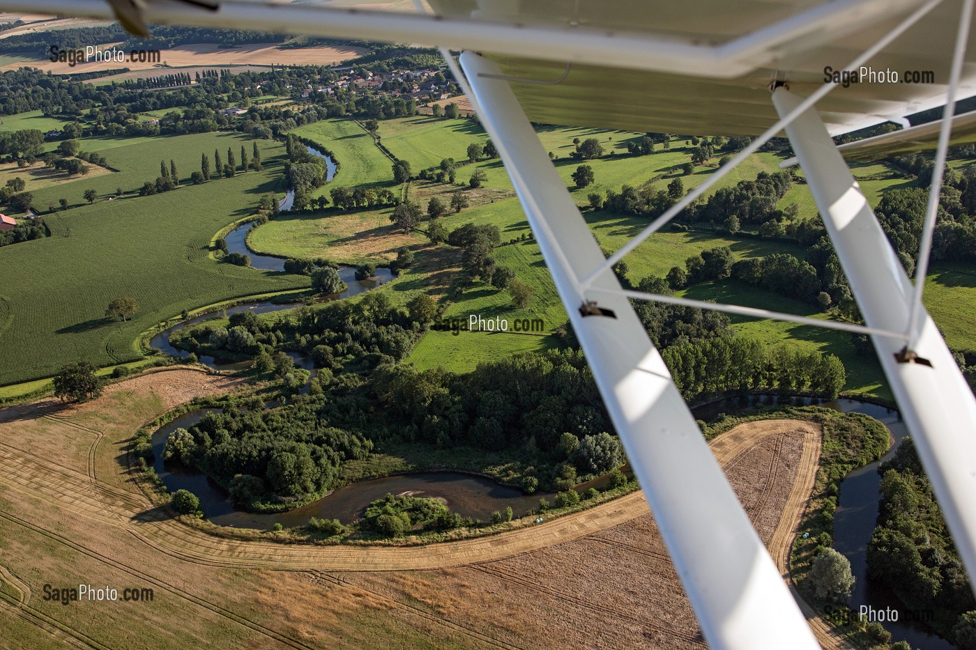 SURVOL EN AVION ULM DE LA VALLEE DE L'EURE ENTRE PACY-SUR-EURE ET LOUVIERS, EURE (27), NORMANDIE, FRANCE 