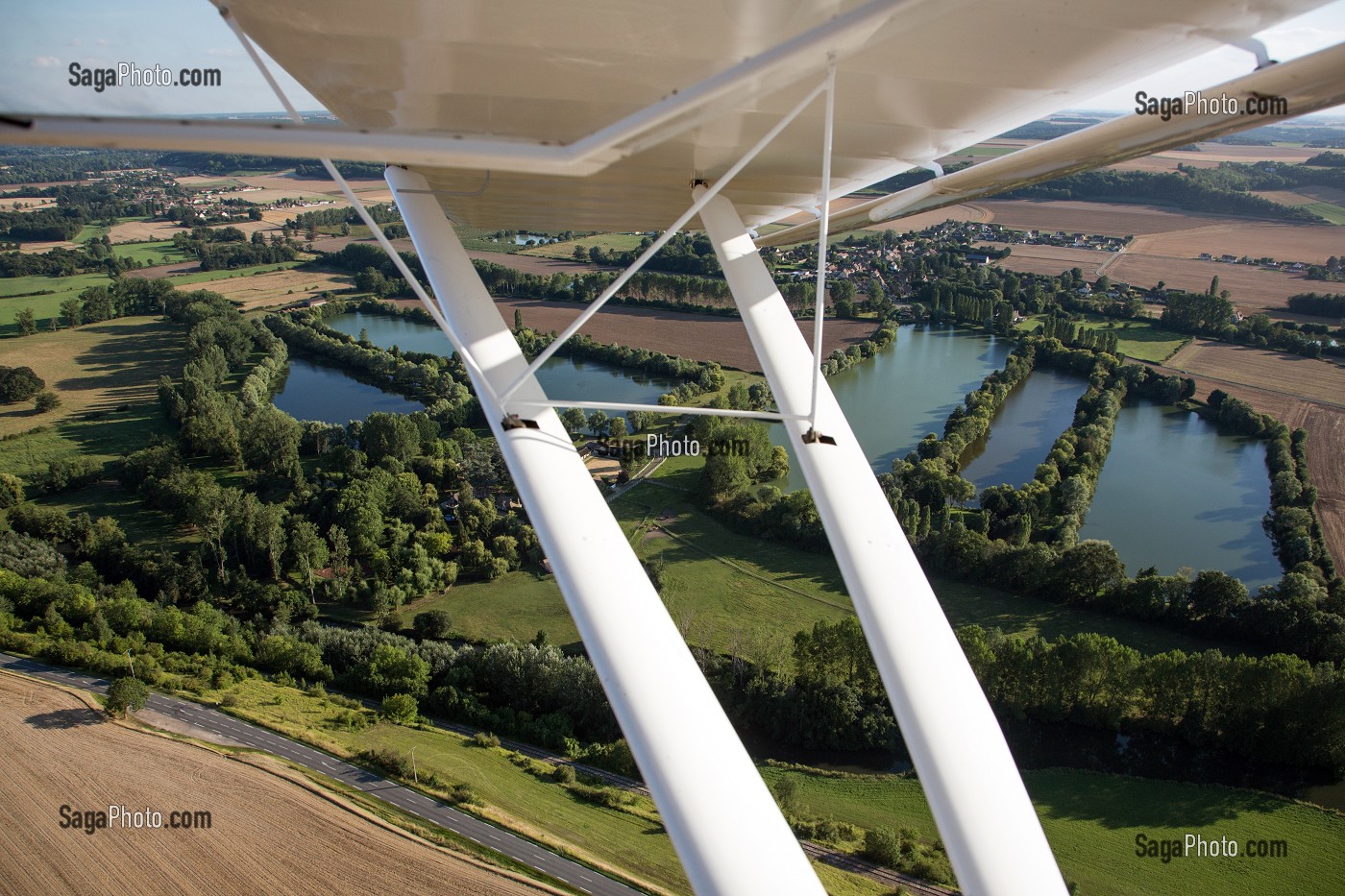 SURVOL EN AVION ULM DE LA VALLEE DE L'EURE ENTRE PACY-SUR-EURE ET LOUVIERS, EURE (27), NORMANDIE, FRANCE 