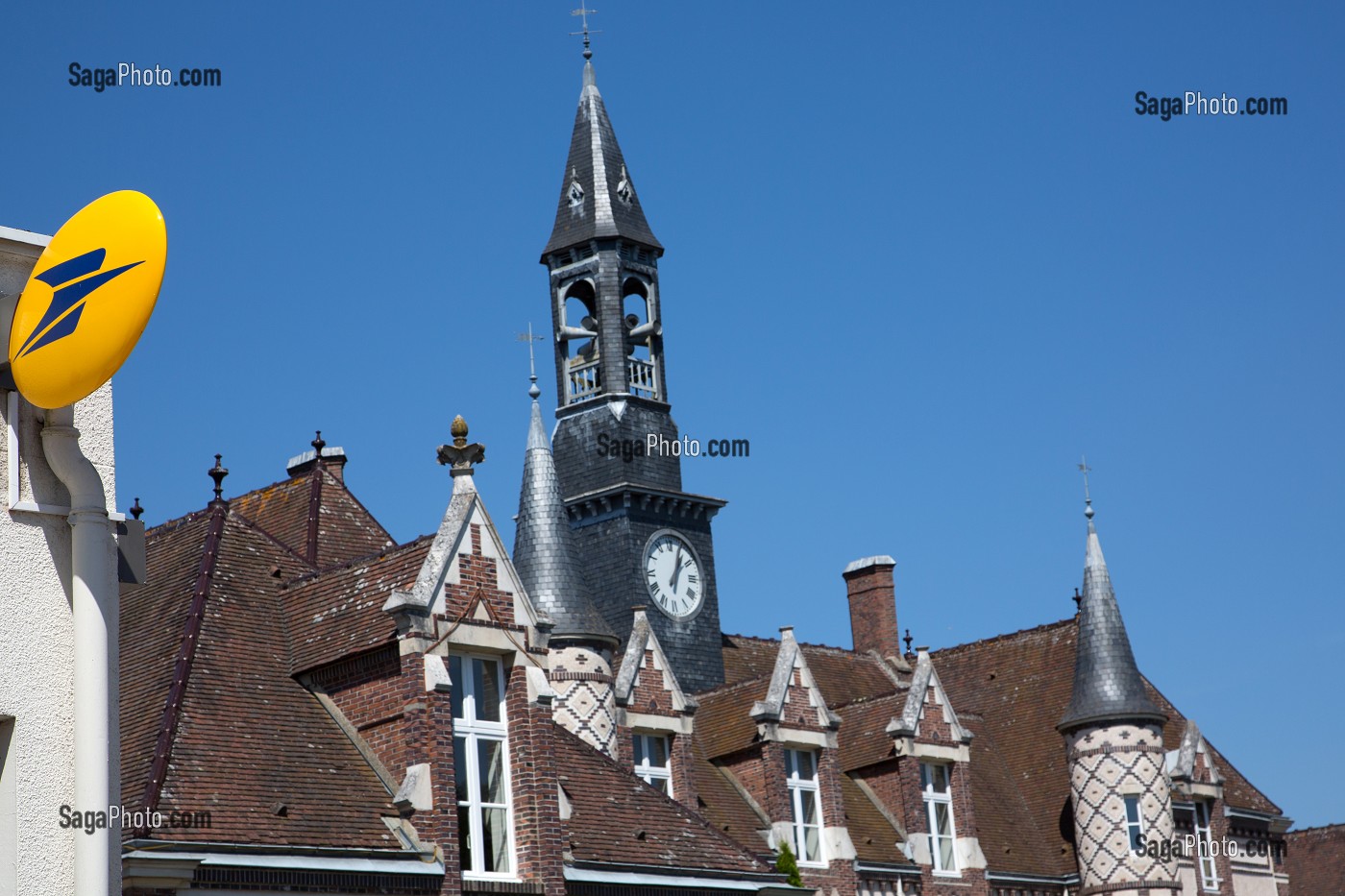 ENSEIGNE DE LA POSTE DE LA MAIRIE DE SENONCHES, EURE-ET-LOIR (28), FRANCE 