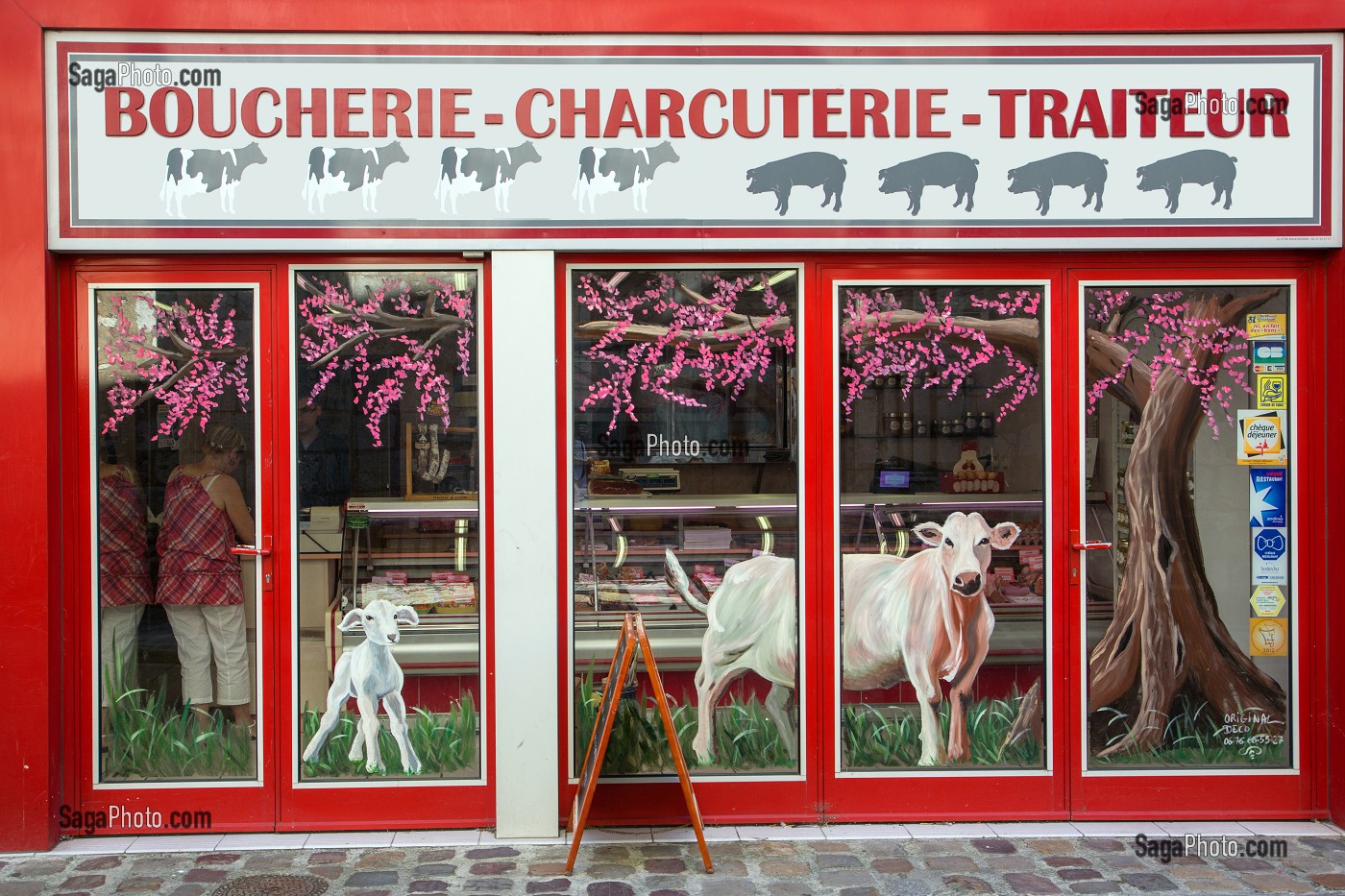 FACADE D'UNE BOUCHERIE, CHARCUTERIE, TRAITEUR, COMMERCE DE BOUCHE DE BONNEVAL, EURE-ET-LOIR (28), FRANCE 